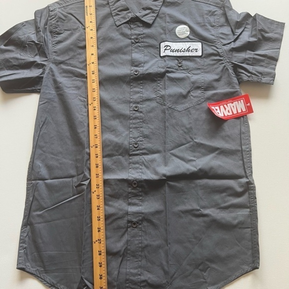 MENS MEDIUM GRAY MARVEL THE PUNISHER SS BUTTON UP SS SHIRT - NWT (E3)